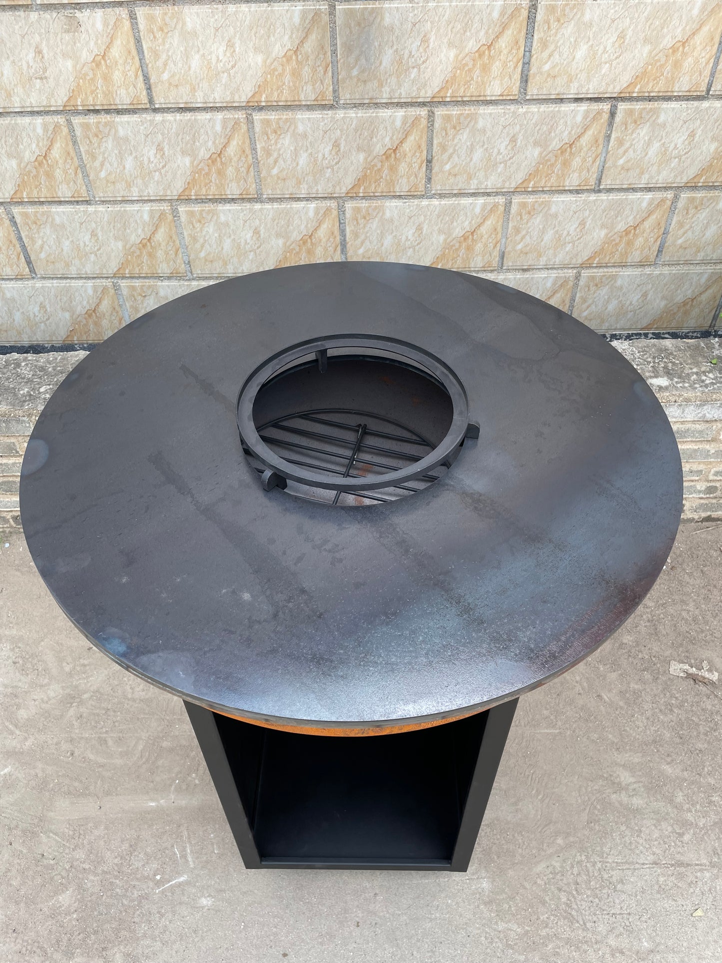 Brasero BBQ Plancha Grill Acero Corten Camarada 2.0 - Con tapa y depósito de leña Ø70cm