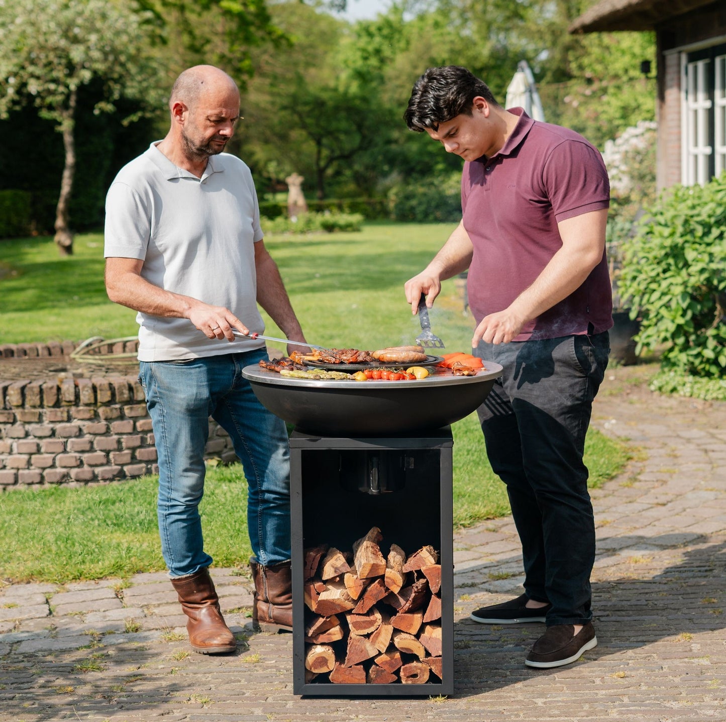 Brasero BBQ Plancha Grill Amigo - Con tapa y depósito de leña Ø67cm