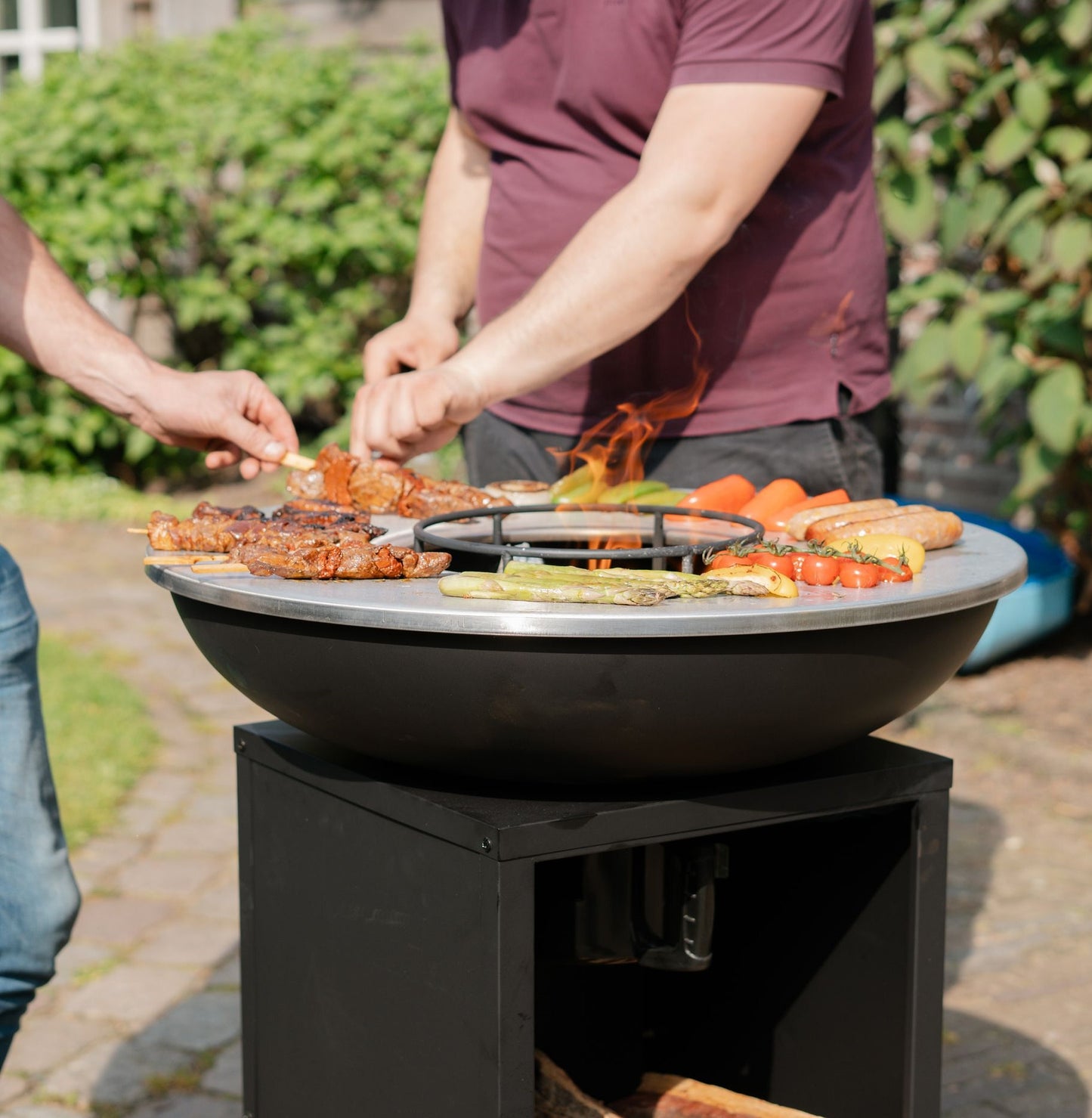 Brasero BBQ Plancha Grill Amigo - Con tapa y depósito de leña Ø67cm