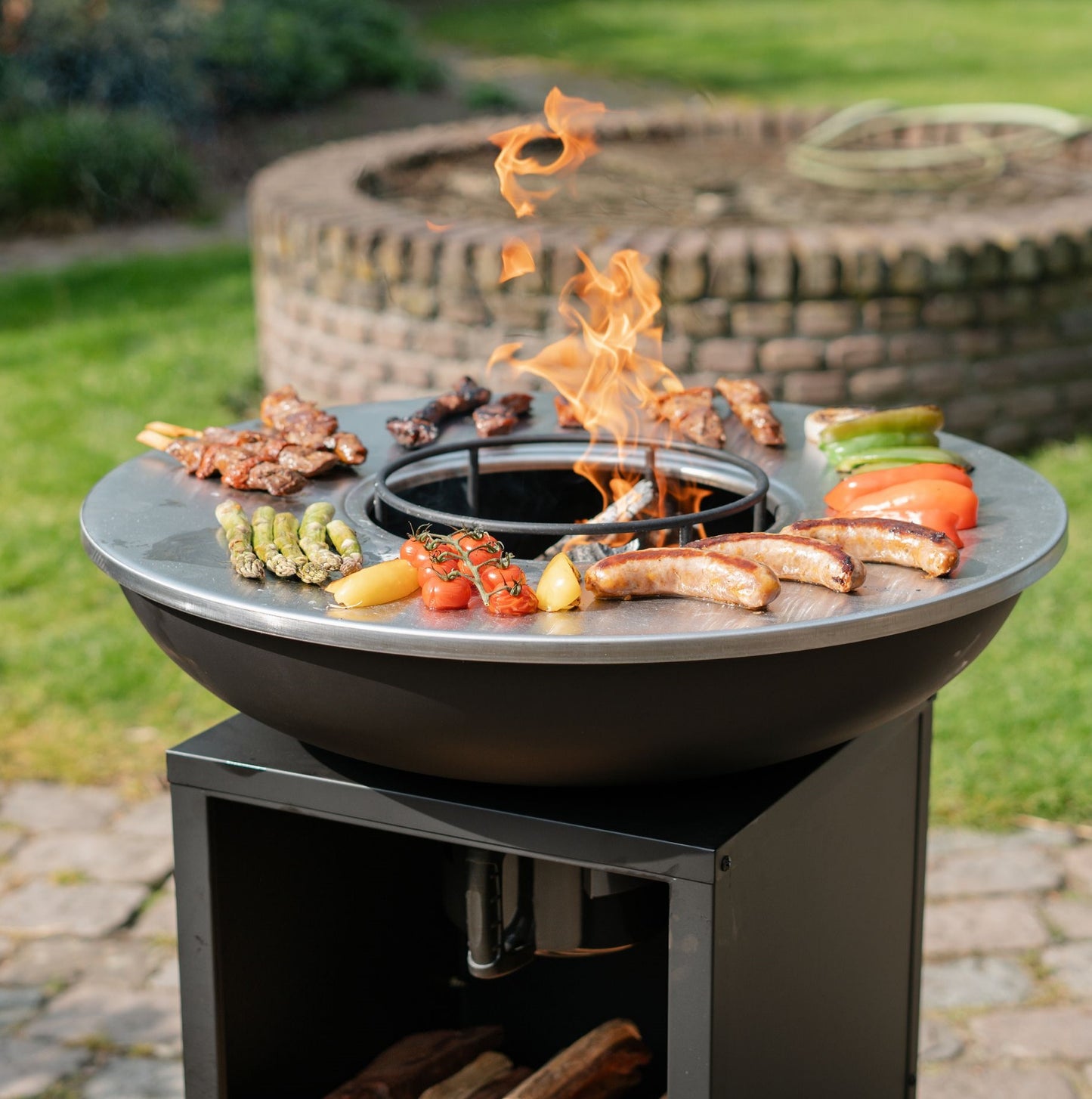 Brasero BBQ Plancha Grill Amigo - Con tapa y depósito de leña Ø67cm