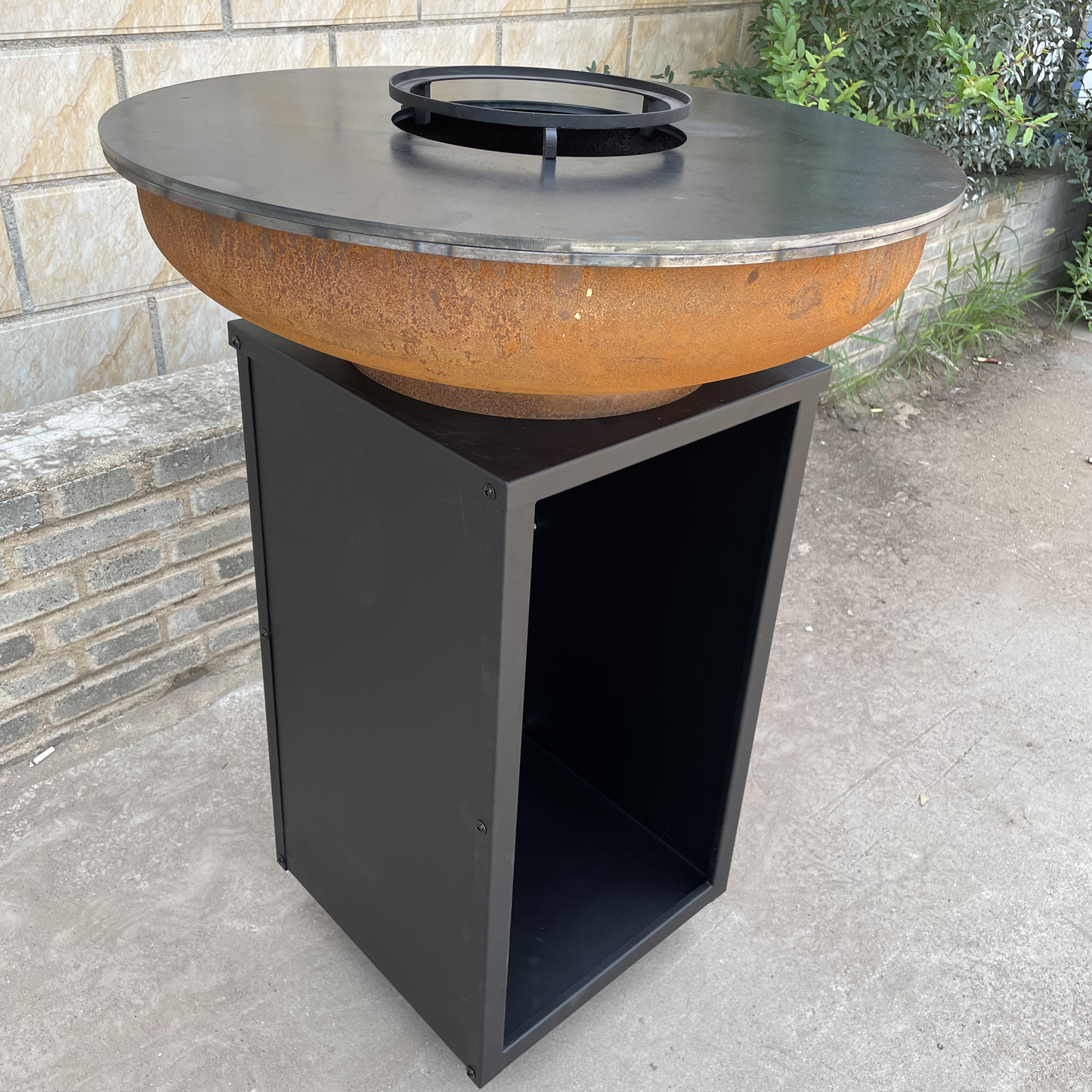 Brasero BBQ Plancha Grill Acero Corten Camarada 2.0 - Con tapa y depósito de leña Ø70cm