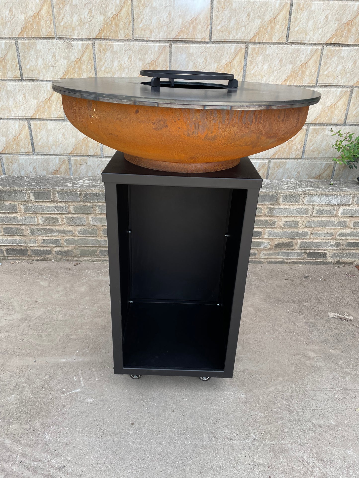 Brasero BBQ Plancha Grill Acero Corten Camarada 2.0 - Con tapa y depósito de leña Ø70cm