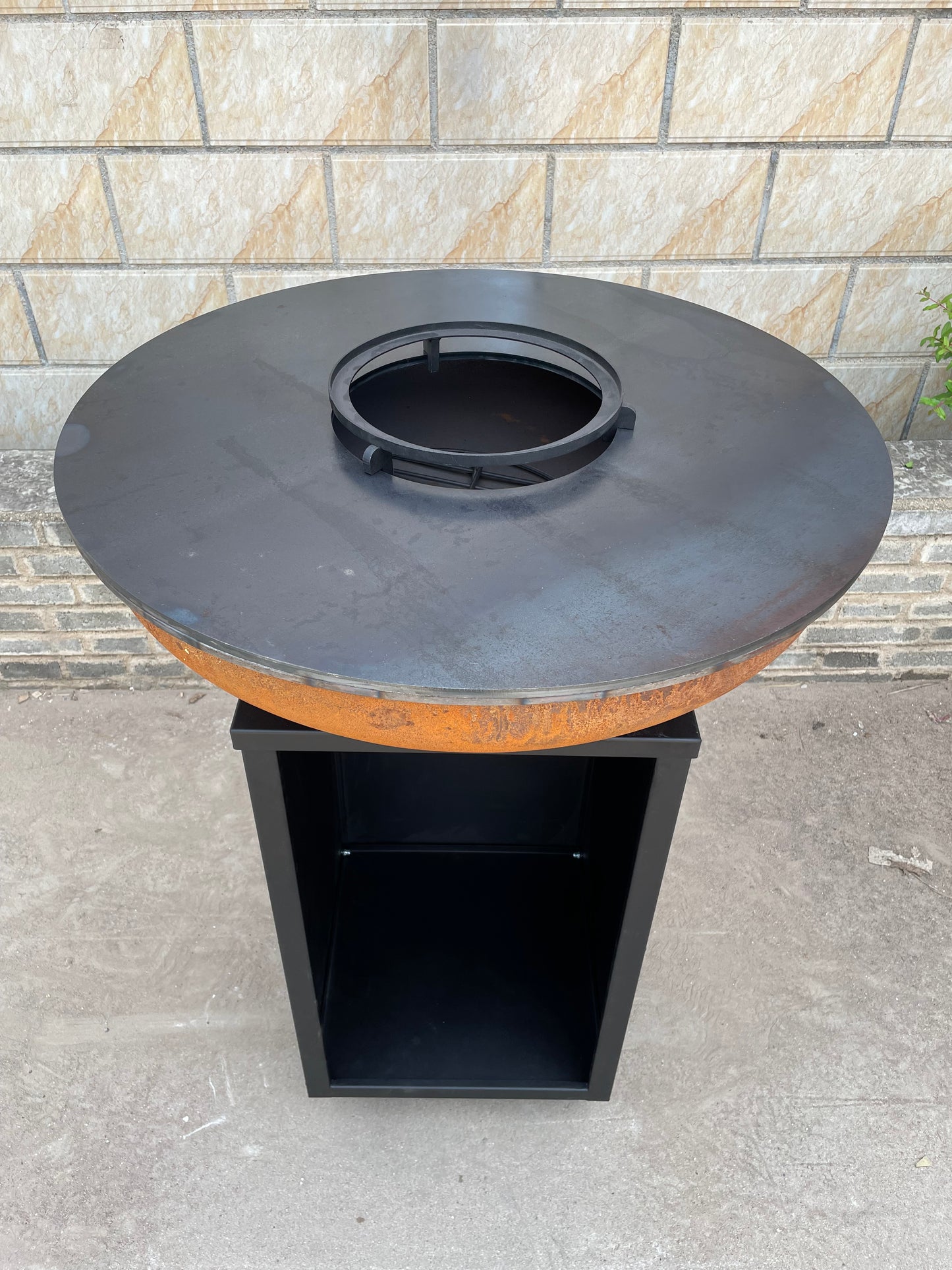 Brasero BBQ Plancha Grill Acero Corten Camarada 2.0 - Con tapa y depósito de leña Ø70cm