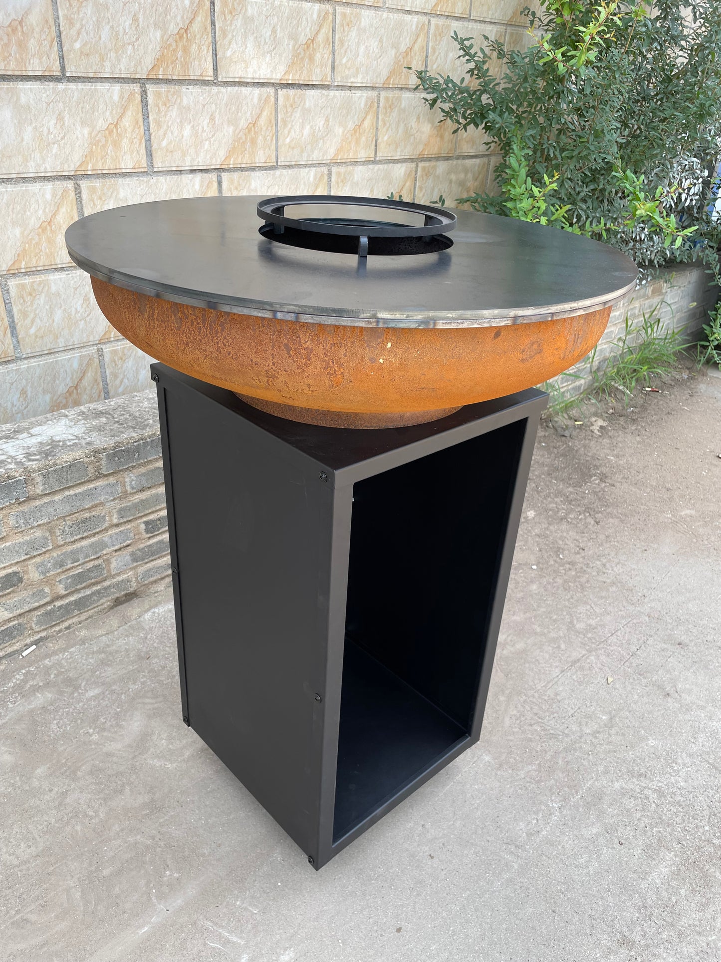 Brasero BBQ Plancha Grill Acero Corten Camarada 2.0 - Con tapa y depósito de leña Ø70cm