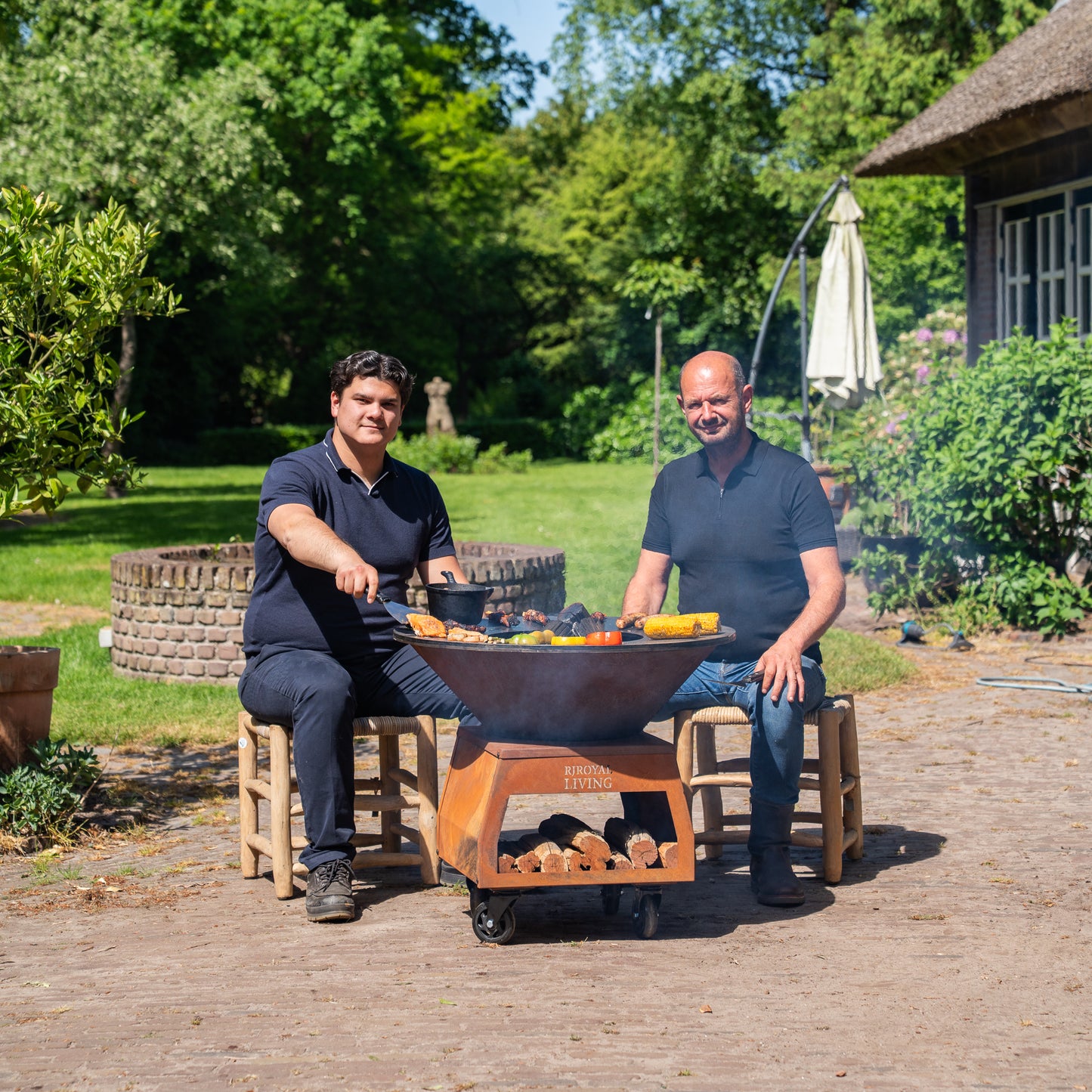 Barbacoa Plancha Grill Brasero de Acero Corten con ruedas grandes, leñero y placa Ø80cm
