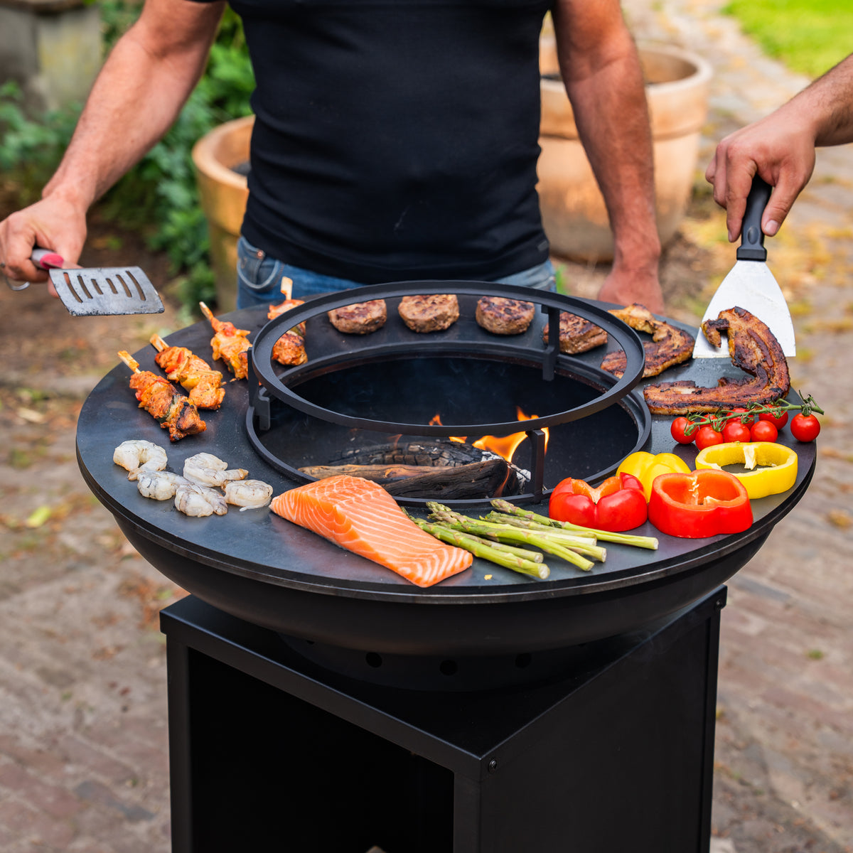 Plancha barbacoa Blackline 8mm Camarada 2.0 - Con atizador y almacén de leña Ø70cm
