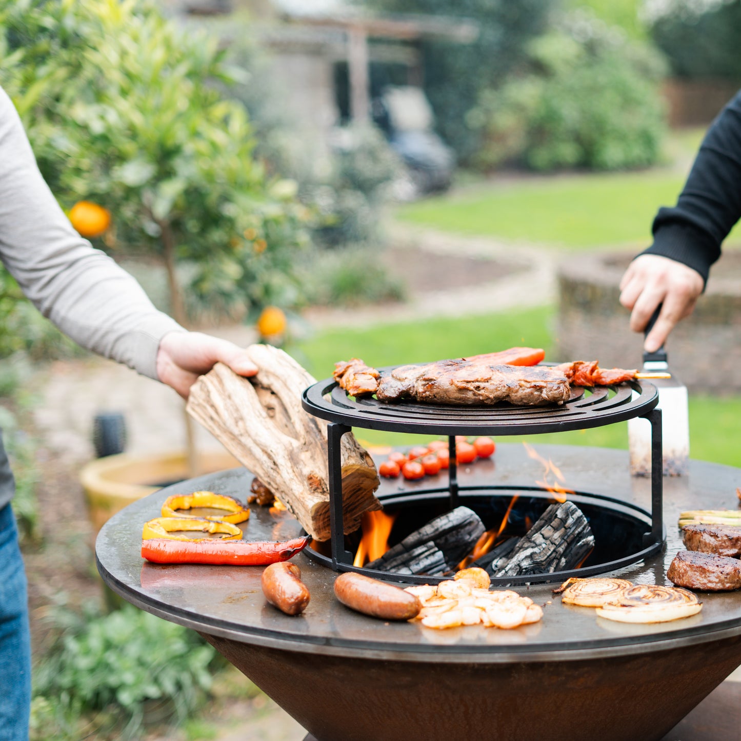 BBQ Plancha Grill Compañero XXL Acero Corten 2.0 - Con atizador y almacén de leña Ø80cm