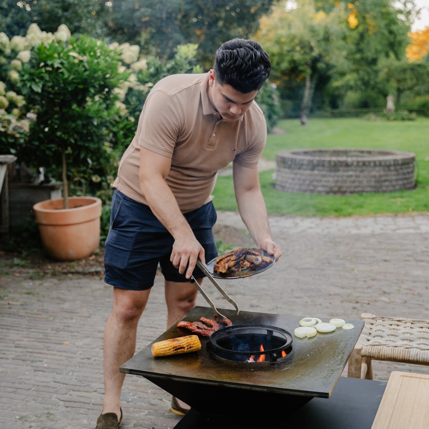 Brasero BBQ Plancha Grill Compañía - con tapa y depósito de leña 60Ø - Con Tabla Cortar
