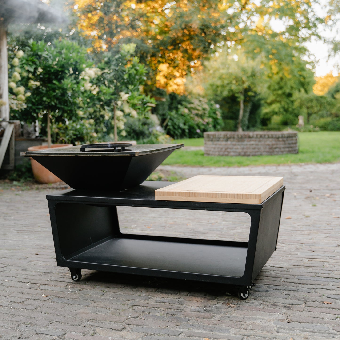 Brasero BBQ Plancha Grill Compañía - con tapa y depósito de leña 60Ø - Con Tabla Cortar