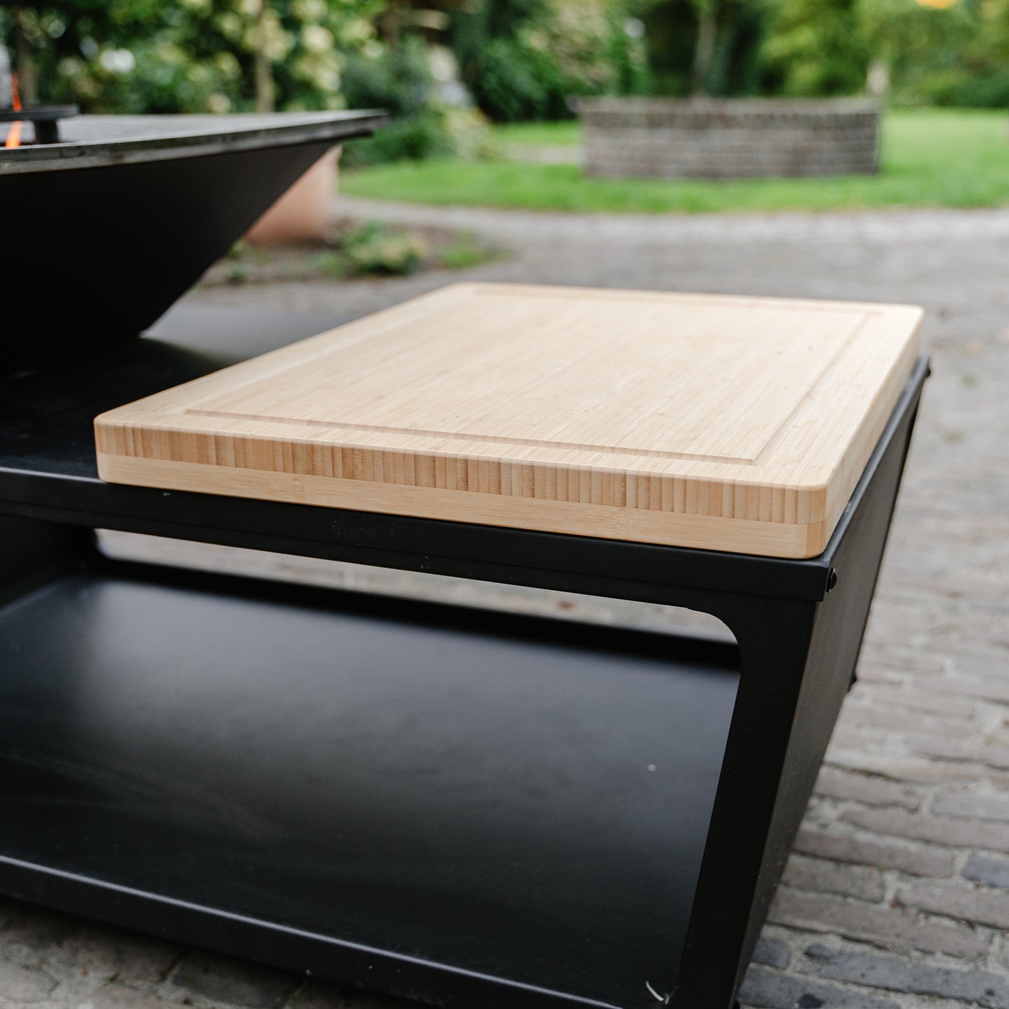 Brasero BBQ Plancha Grill Compañía - con tapa y depósito de leña 60Ø - Con Tabla Cortar