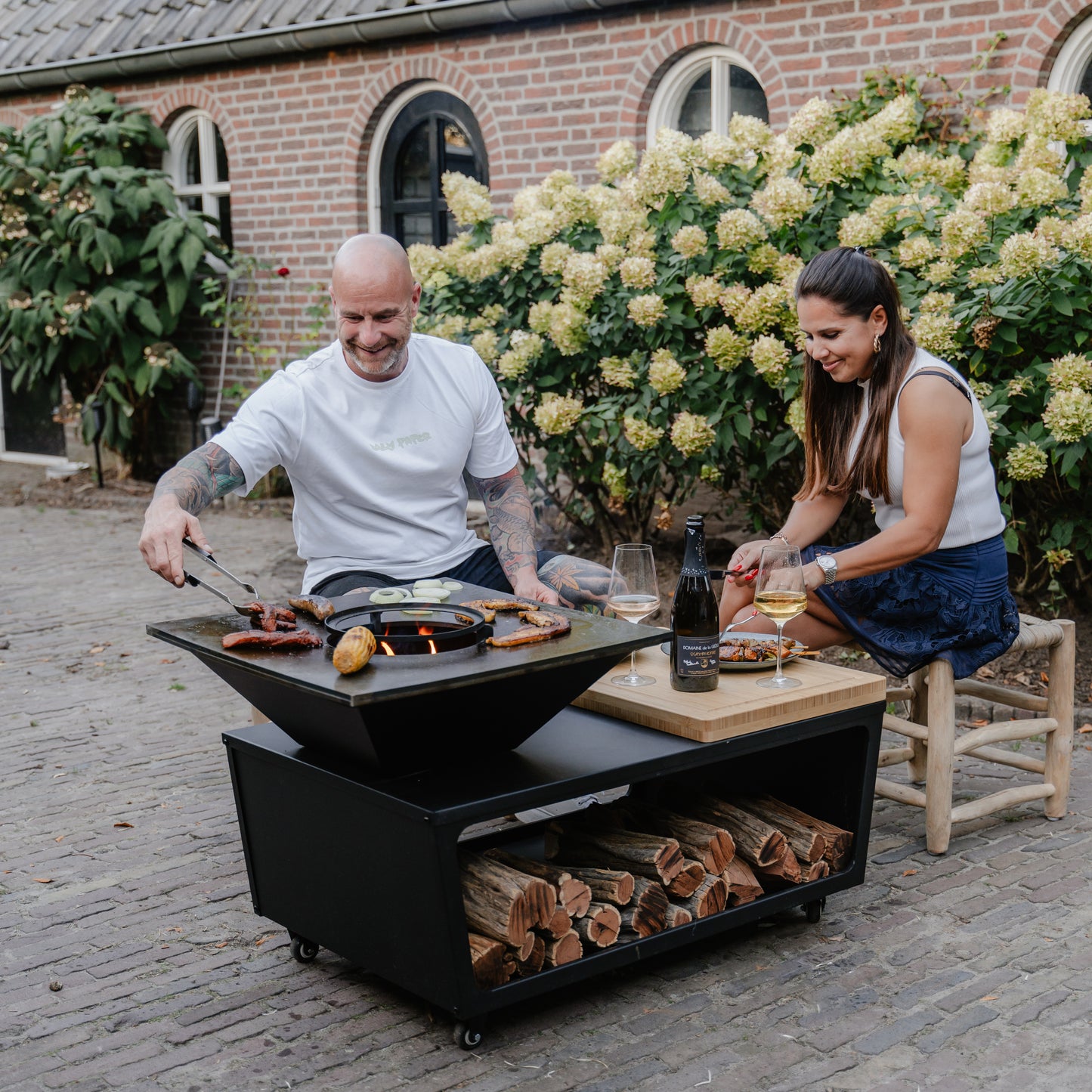Brasero BBQ Plancha Grill Compañía - con tapa y depósito de leña 60Ø - Con Tabla Cortar