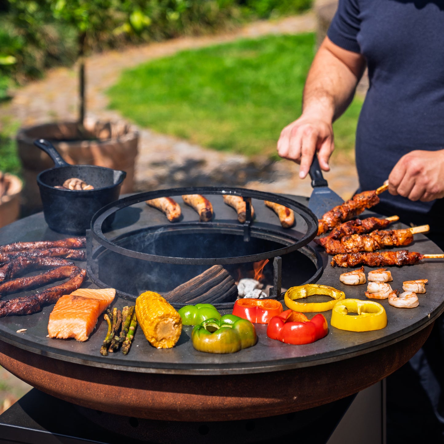 Barbacoa Plancha Grill Hermano XXL Acero Corten Blackline - Con atizador y leñero Ø80cm 8mm
