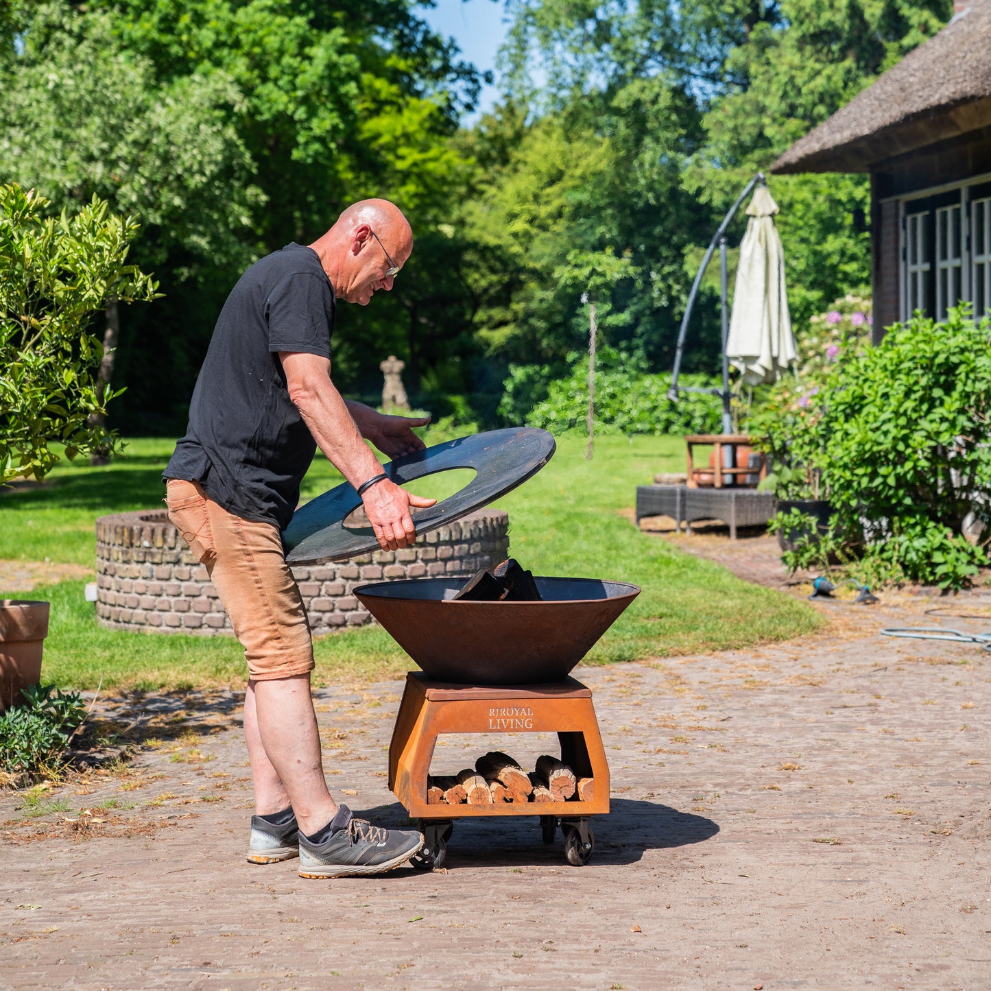 Barbacoa Plancha Grill Brasero de Acero Corten con ruedas grandes, leñero y placa Ø80cm