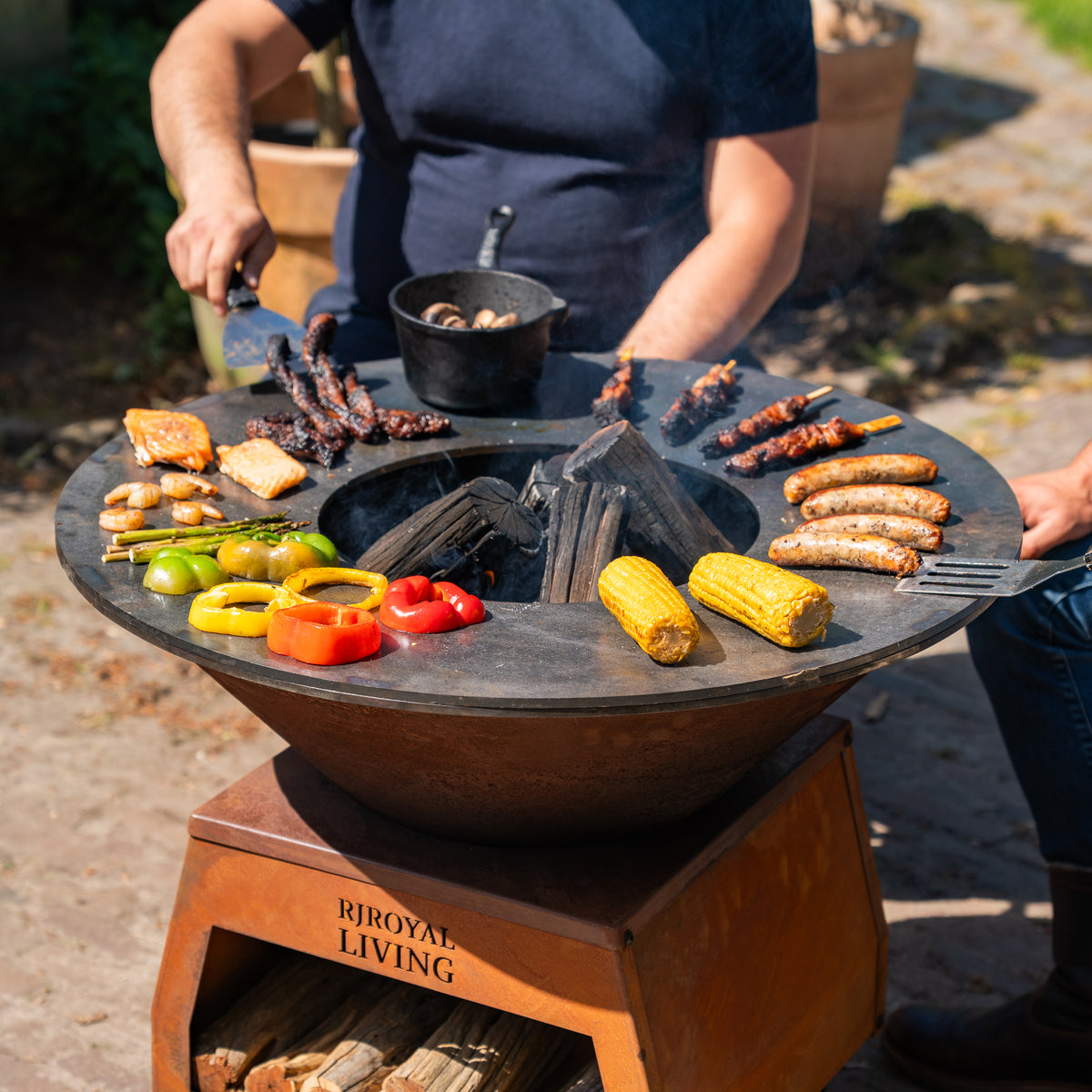 Barbacoa Plancha Grill Brasero de Acero Corten con ruedas grandes, leñero y placa Ø80cm