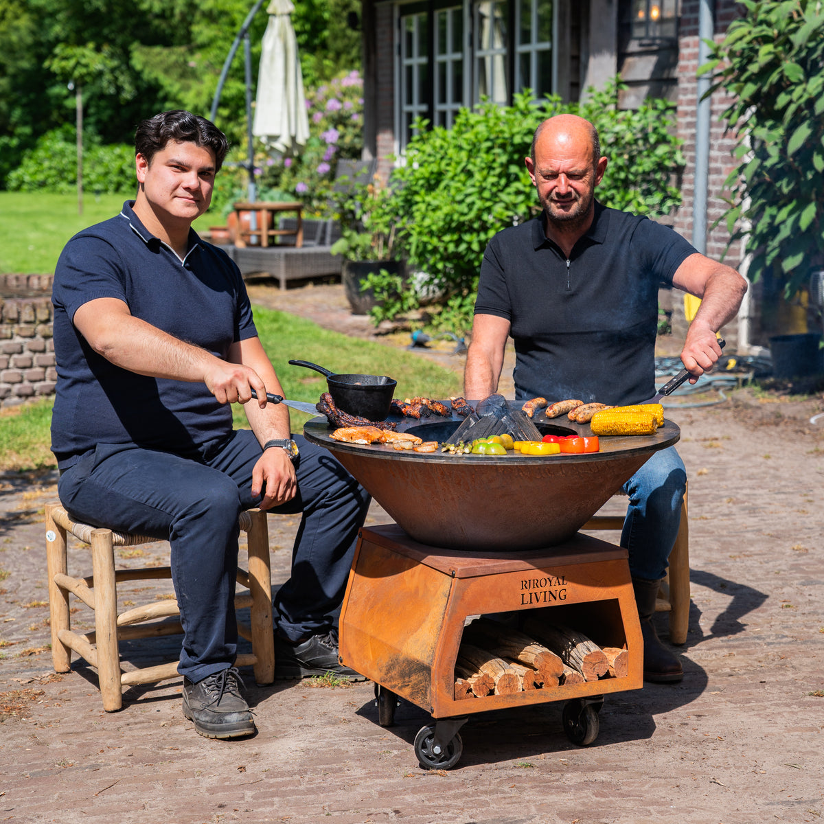 Barbacoa Plancha Grill Brasero de Acero Corten con ruedas grandes, leñero y placa Ø80cm