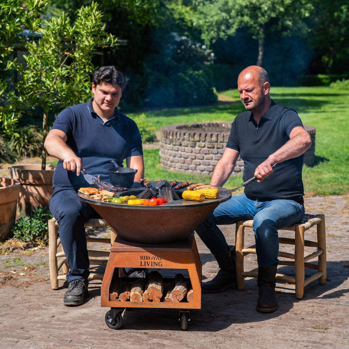 Barbacoa Plancha Grill Brasero de Acero Corten con ruedas grandes, leñero y placa Ø80cm