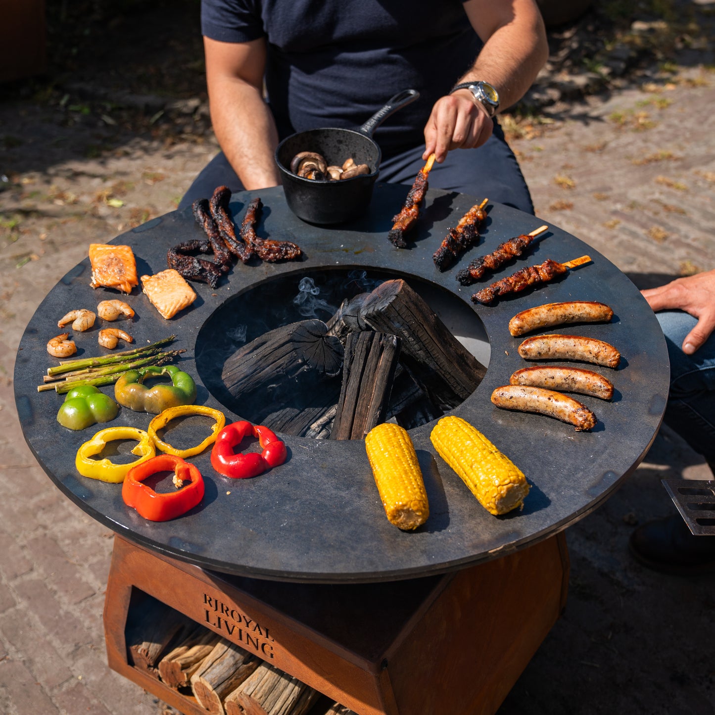 Barbacoa Plancha Grill Brasero de Acero Corten con ruedas grandes, leñero y placa Ø80cm