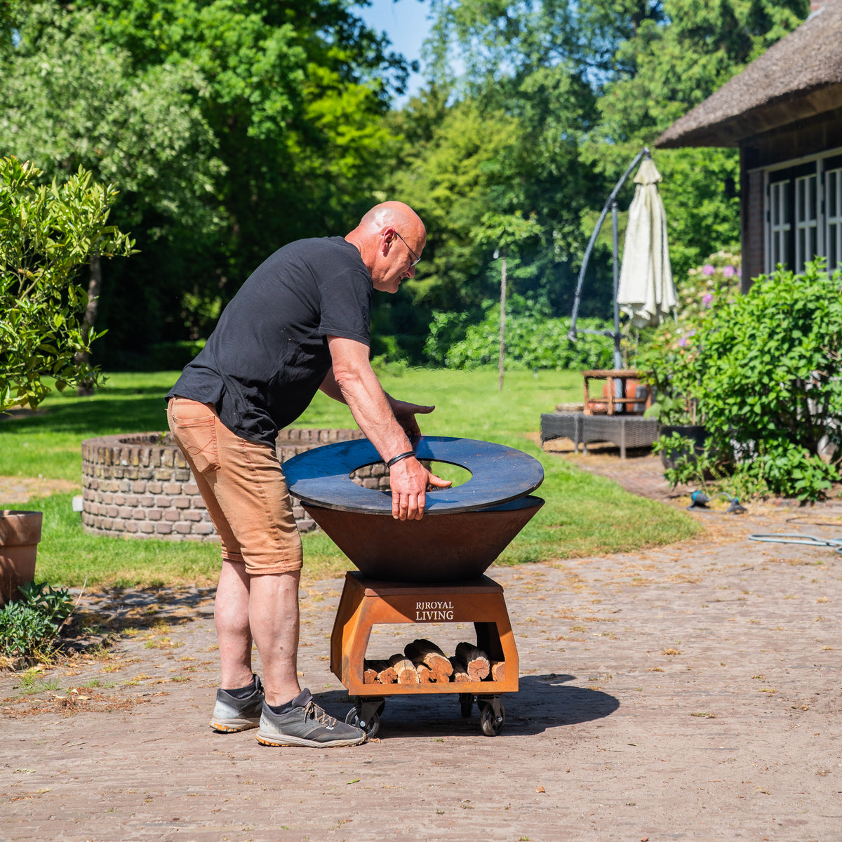 Barbacoa Plancha Grill Brasero de Acero Corten con ruedas grandes, leñero y placa Ø80cm