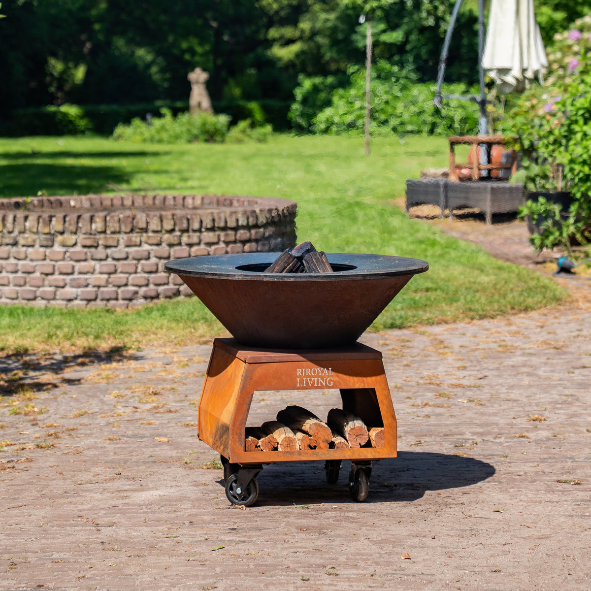 Barbacoa Plancha Grill Brasero de Acero Corten con ruedas grandes, leñero y placa Ø80cm