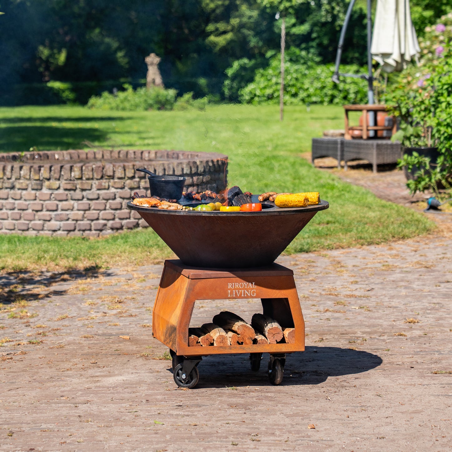 Barbacoa Plancha Grill Brasero de Acero Corten con ruedas grandes, leñero y placa Ø80cm