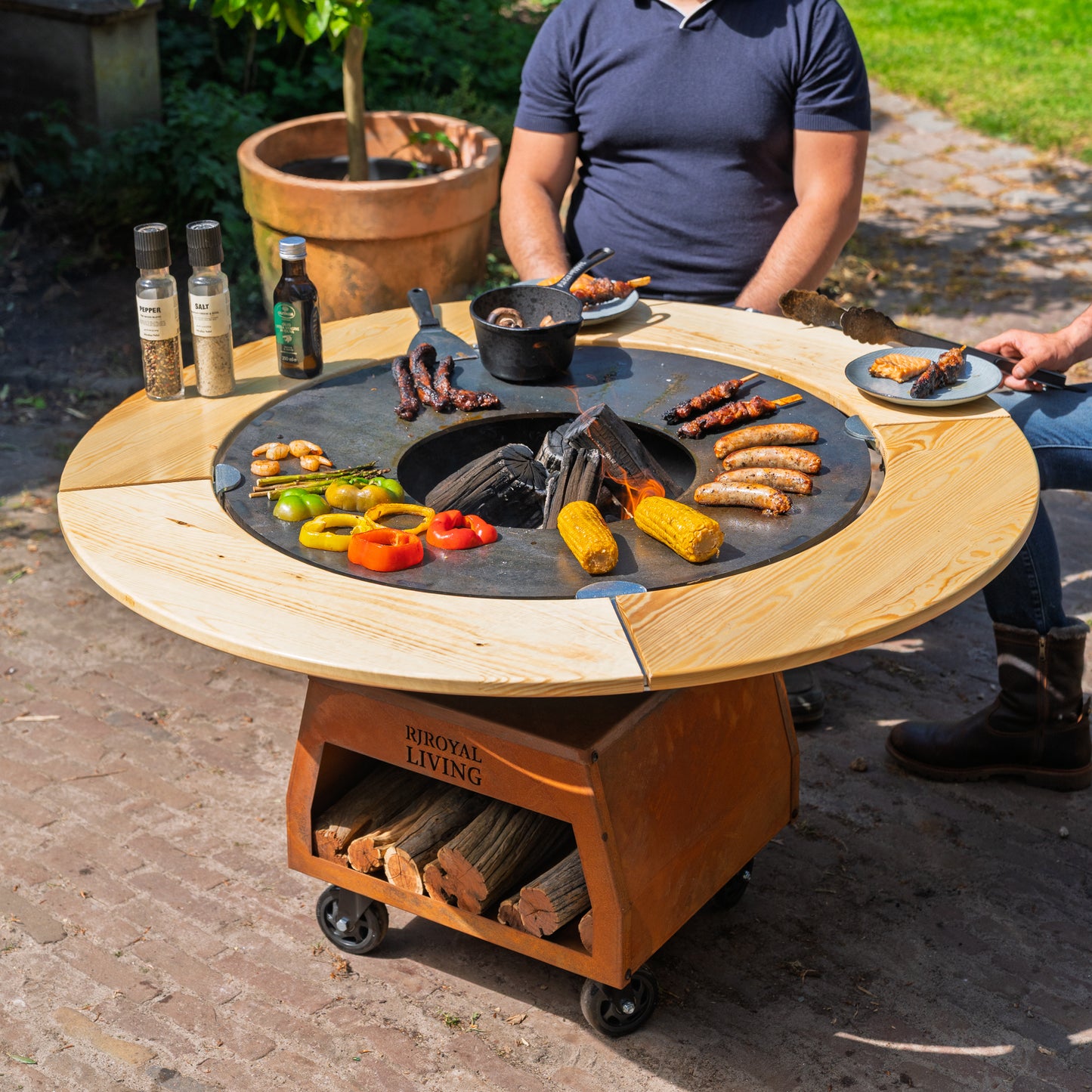 Barbacoa Plancha Grill Brasero Brasero de acero corten con placa de cocción de Ø80cm y Mesa (borde de madera) ruedas grandes, almacenamiento de leña