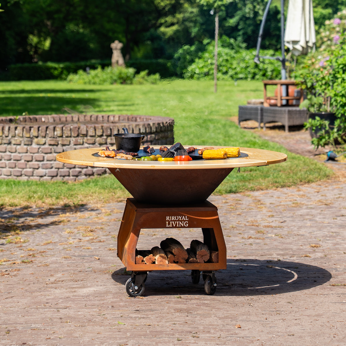 Barbacoa Plancha Grill Brasero Brasero de acero corten con placa de cocción de Ø80cm y Mesa (borde de madera) ruedas grandes, almacenamiento de leña