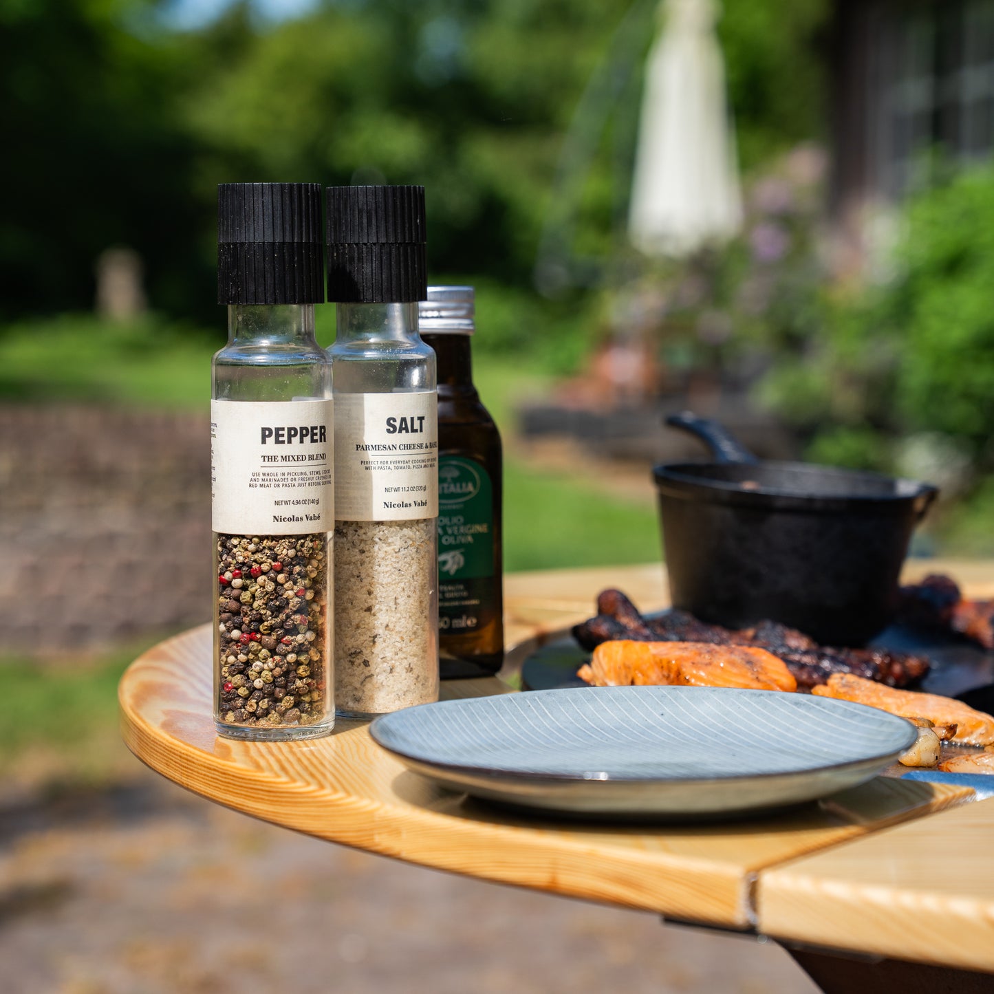 Barbacoa Plancha Grill Brasero Brasero de acero corten con placa de cocción de Ø80cm y Mesa (borde de madera) ruedas grandes, almacenamiento de leña