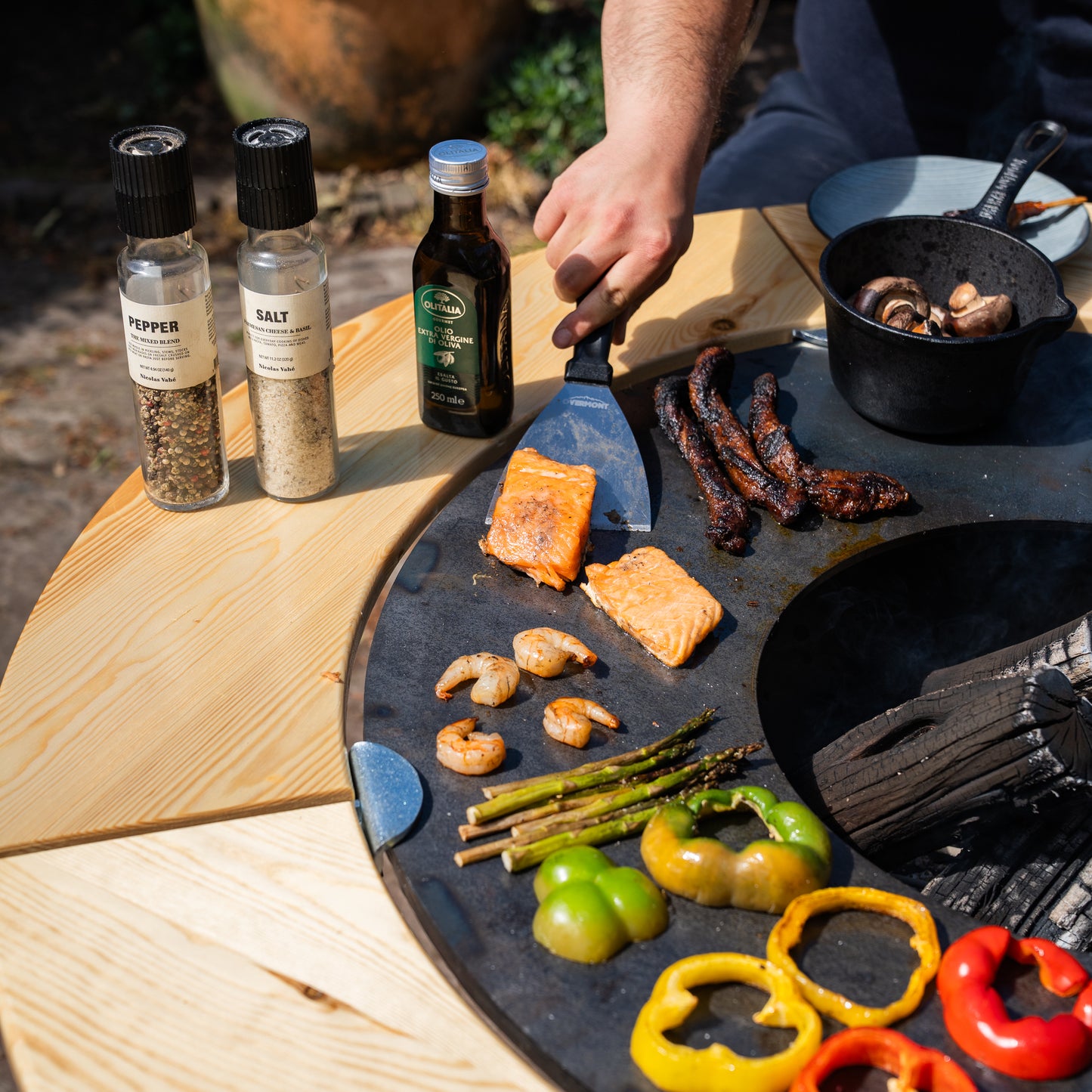 Barbacoa Plancha Grill Brasero Brasero de acero corten con placa de cocción de Ø80cm y Mesa (borde de madera) ruedas grandes, almacenamiento de leña