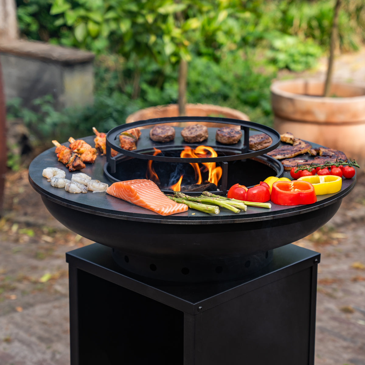 Plancha barbacoa Blackline 8mm Camarada 2.0 - Con atizador y almacén de leña Ø70cm
