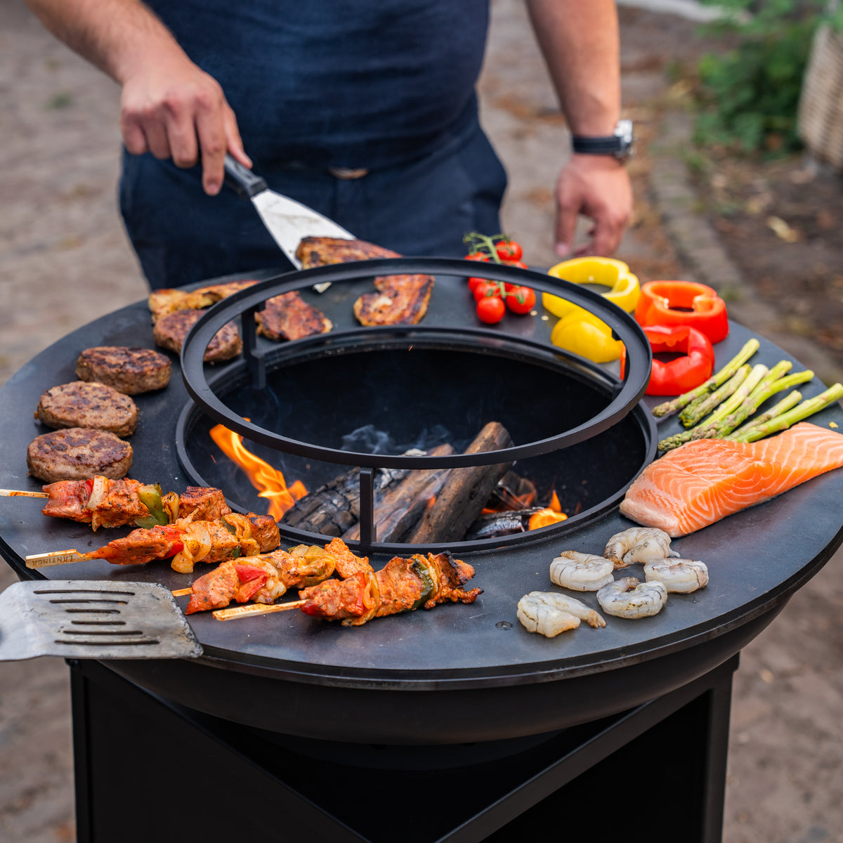 Plancha barbacoa Blackline 8mm Camarada 2.0 - Con atizador y almacén de leña Ø70cm