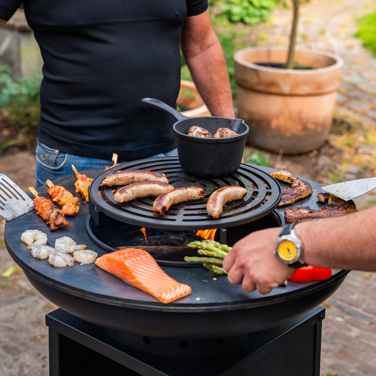 Plancha barbacoa Blackline 8mm Camarada 2.0 - Con atizador y almacén de leña Ø70cm