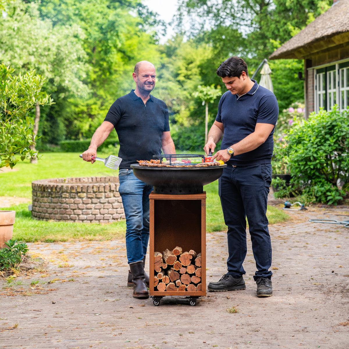 Barbacoa Plancha Grill Blackline Acero Corten 8mm Camarada 2.0 - Con atizador y leñero Ø70cm