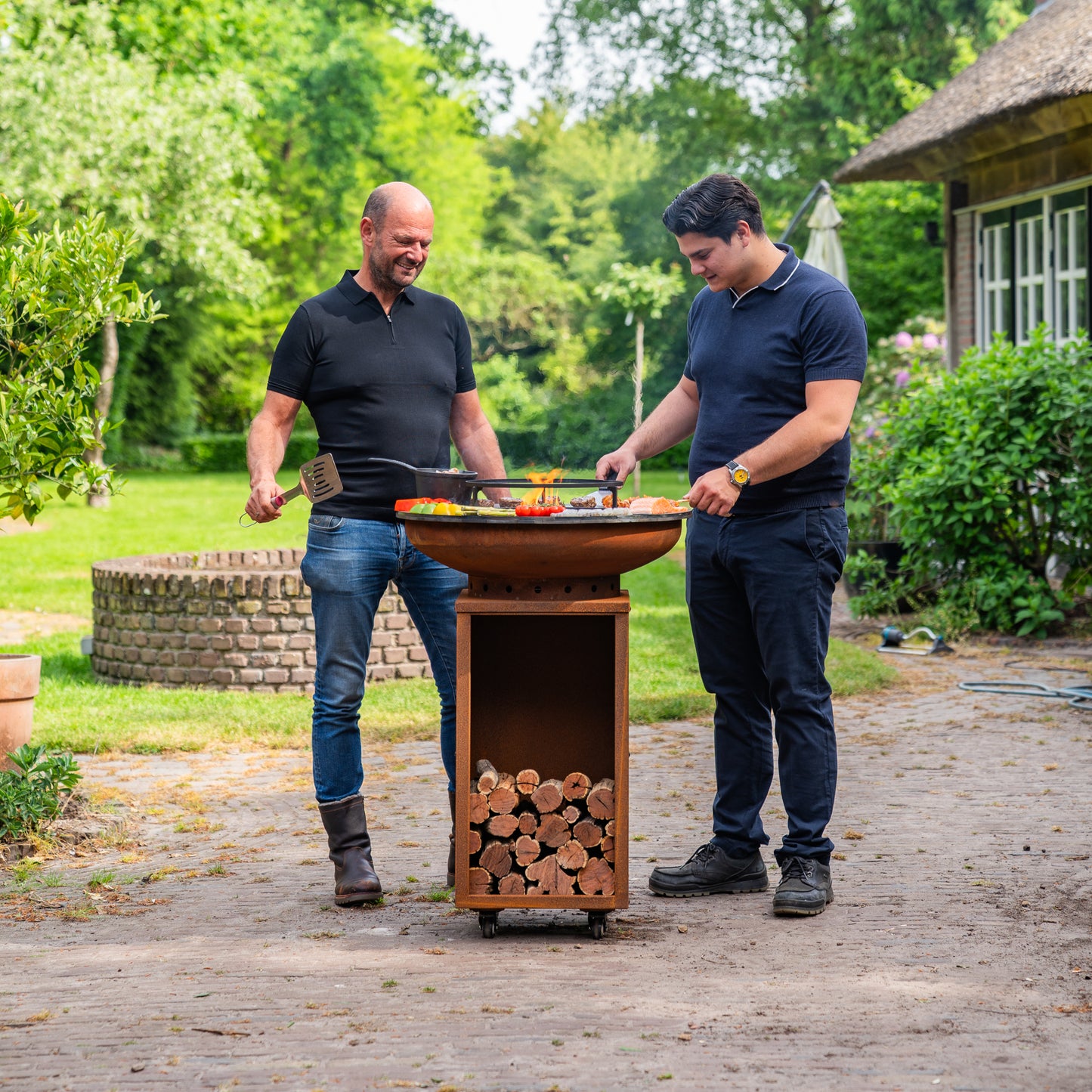 Barbacoa Plancha Grill Acero Corten 8mm Camarada 2.0 - Con atizador y leñero Ø70cm