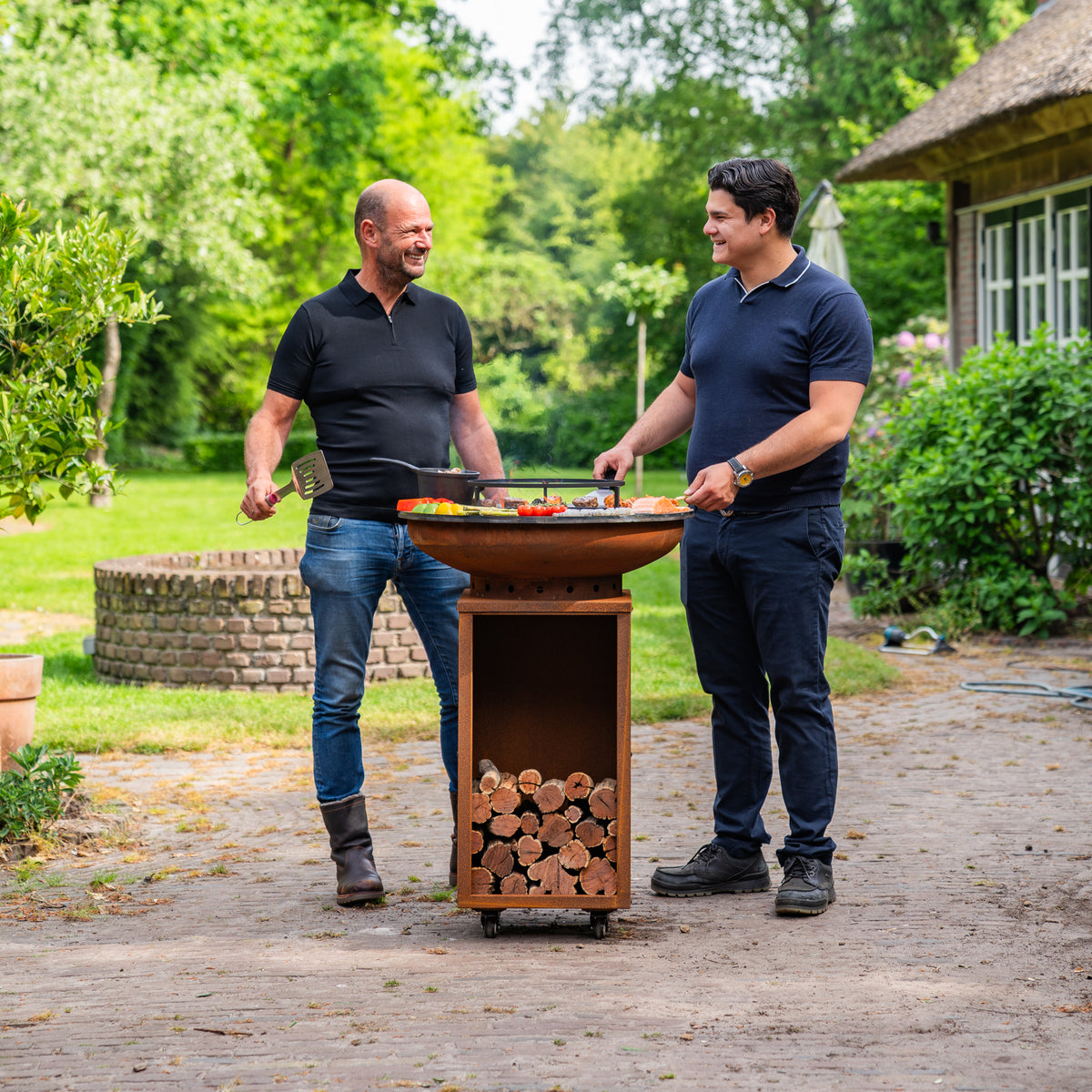 Barbacoa Plancha Grill Acero Corten 8mm Camarada 2.0 - Con atizador y leñero Ø70cm