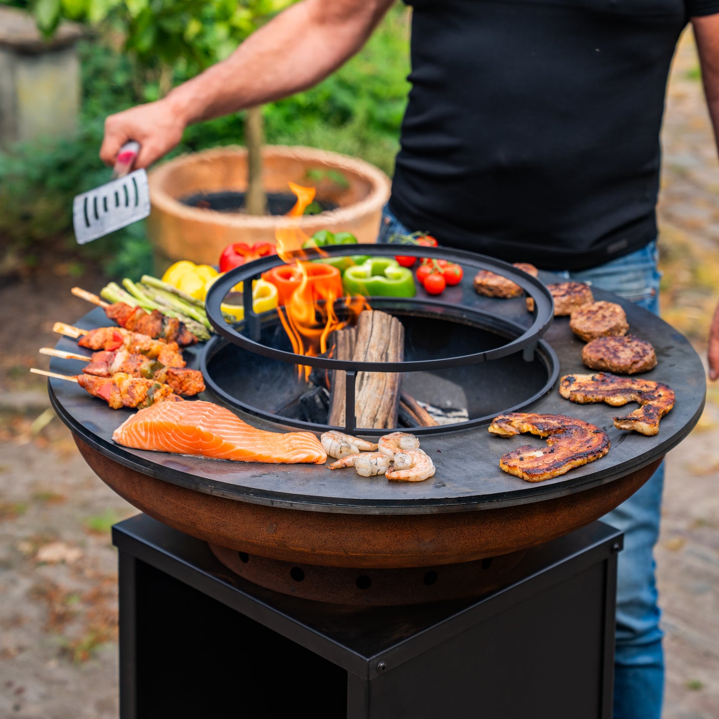 Barbacoa Plancha Grill Acero Corten Blackline 8mm Camarada 2.0 - Con atizador y leñero Ø70cm