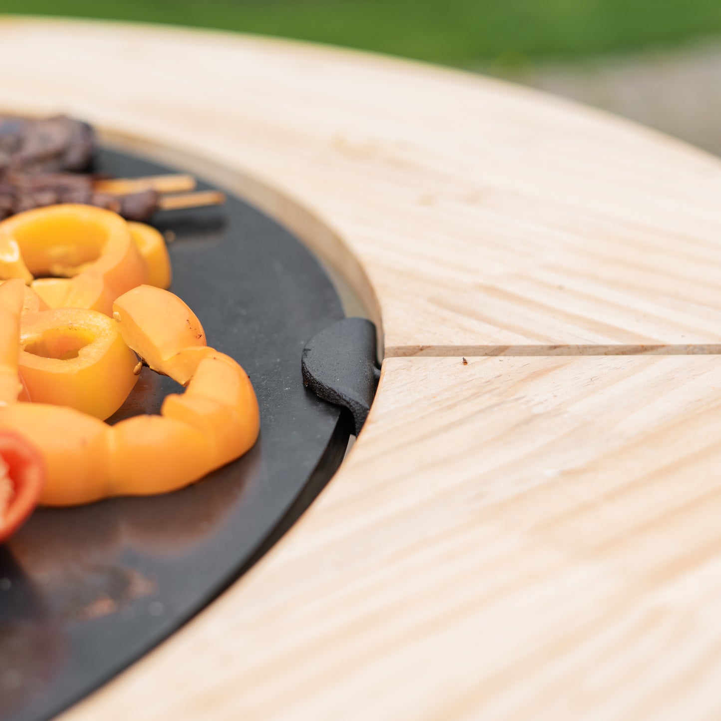 BBQ Plancha Grill Compañero XXL Blackline 2.0 - Con Borde de Madera Plancha Mesa