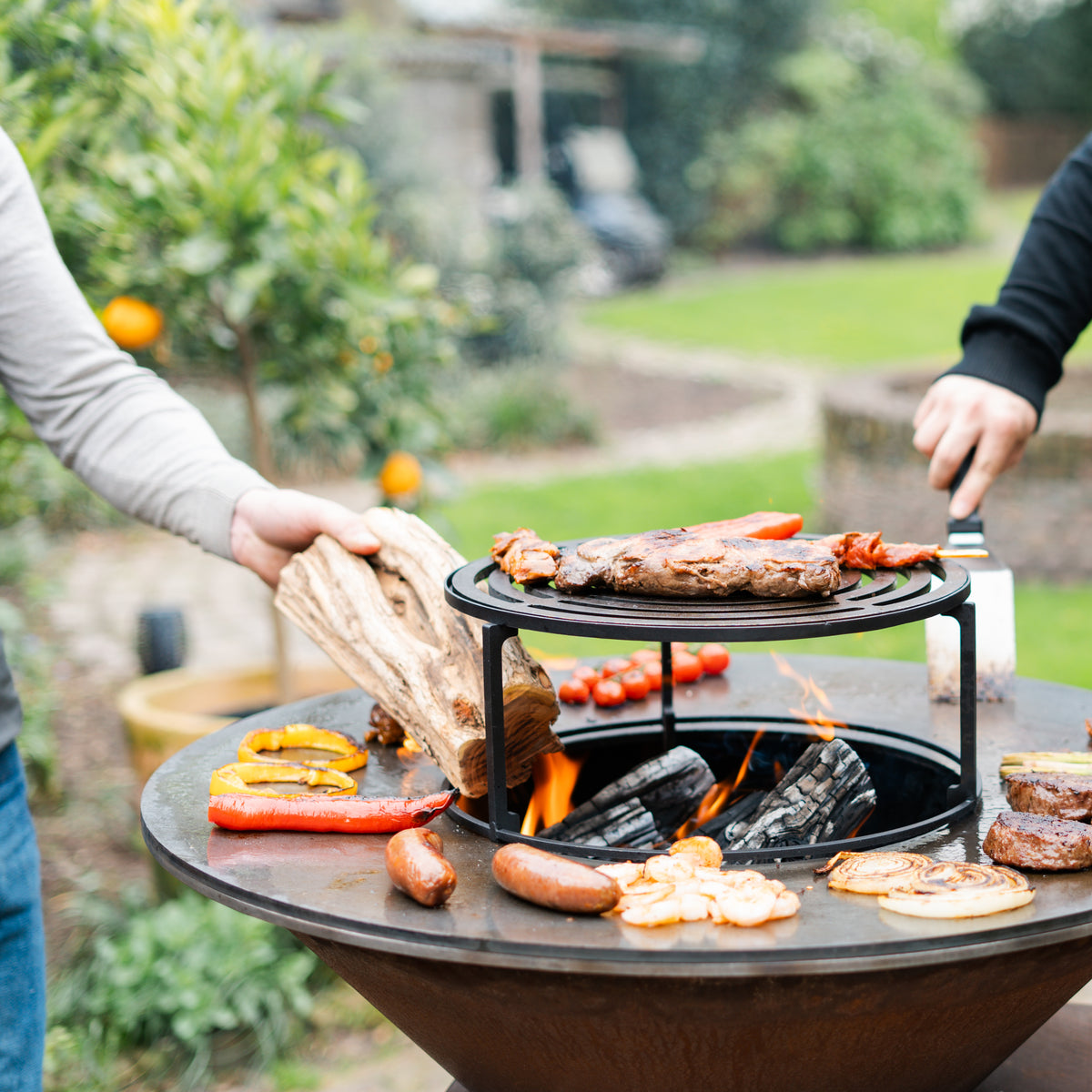 BBQ Plancha Grill Compañero XXL Acero Corten 2.0 - Con atizador y almacén de leña Ø80cm