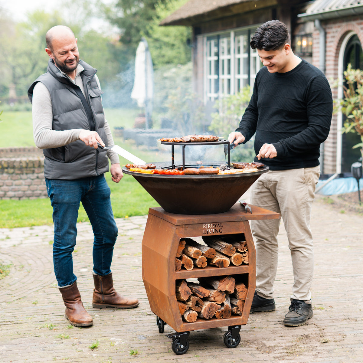 BBQ Plancha Grill Compañero XXL Acero Corten 2.0 - Con atizador y almacén de leña Ø80cm