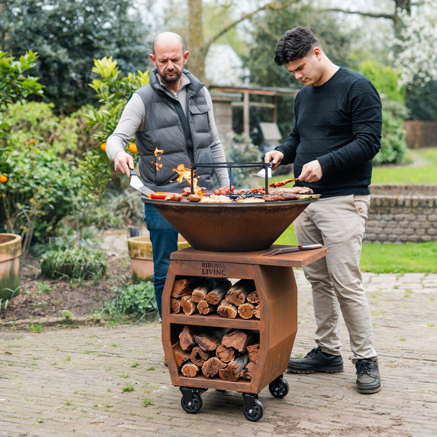 BBQ Plancha Grill Compañero XXL Acero Corten 2.0 - Con atizador y almacén de leña Ø80cm