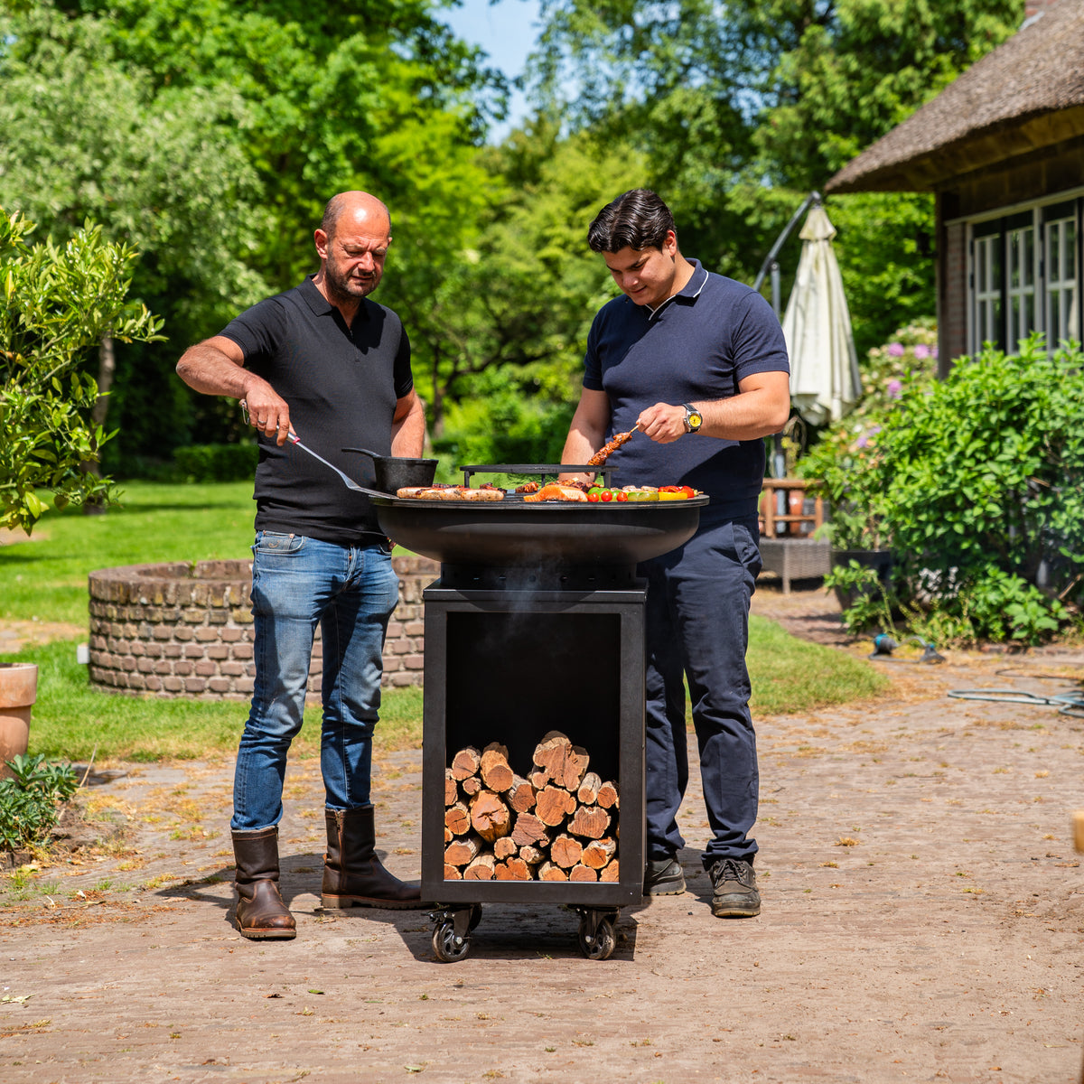 BBQ Plancha Grill Hermano XXL Blackline - Con atizador y leñero Ø80cm 8mm
