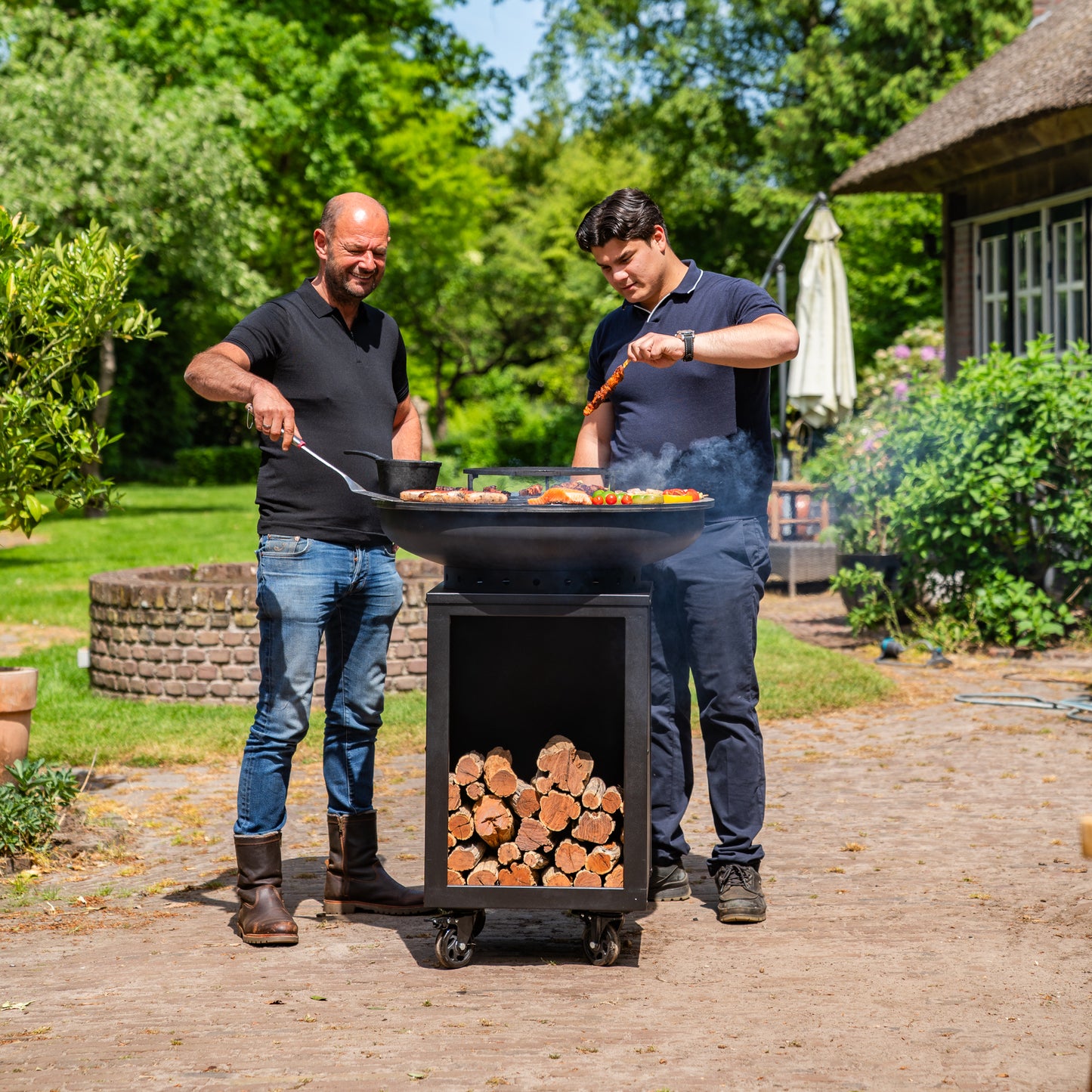 BBQ Plancha Grill Hermano XXL Blackline - Con atizador y leñero Ø80cm 8mm