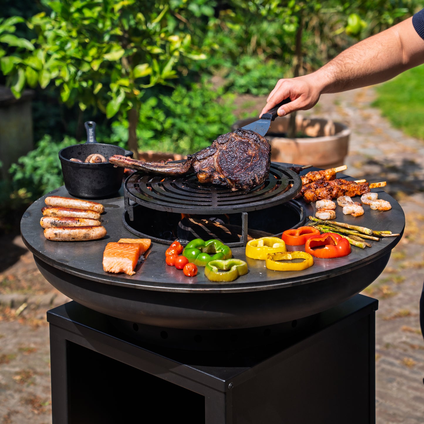 BBQ Plancha Grill Hermano XXL Blackline - Con atizador y leñero Ø80cm 8mm