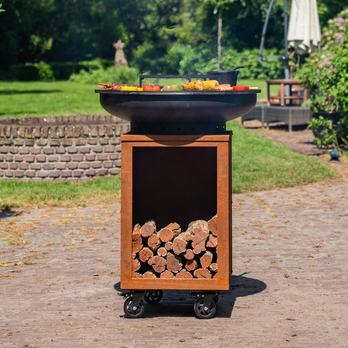 BBQ Plancha Grill Hermano XXL Blackline Acero Corten - Con atizador y almacén de leña Ø80cm 8mm