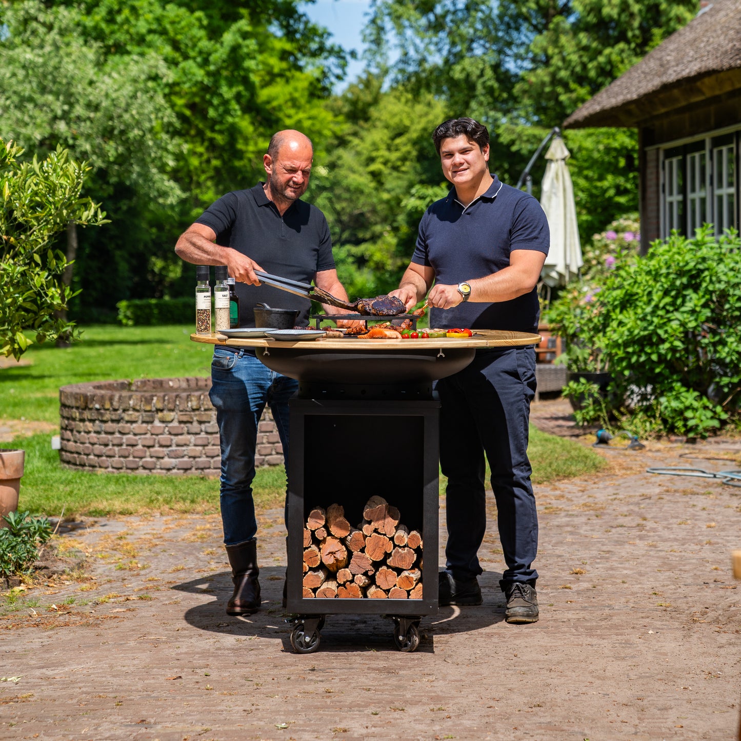 BBQ Plancha Grill Hermano XXL Blackline - Ø80cm 8mm Con Borde de Madera Mesa