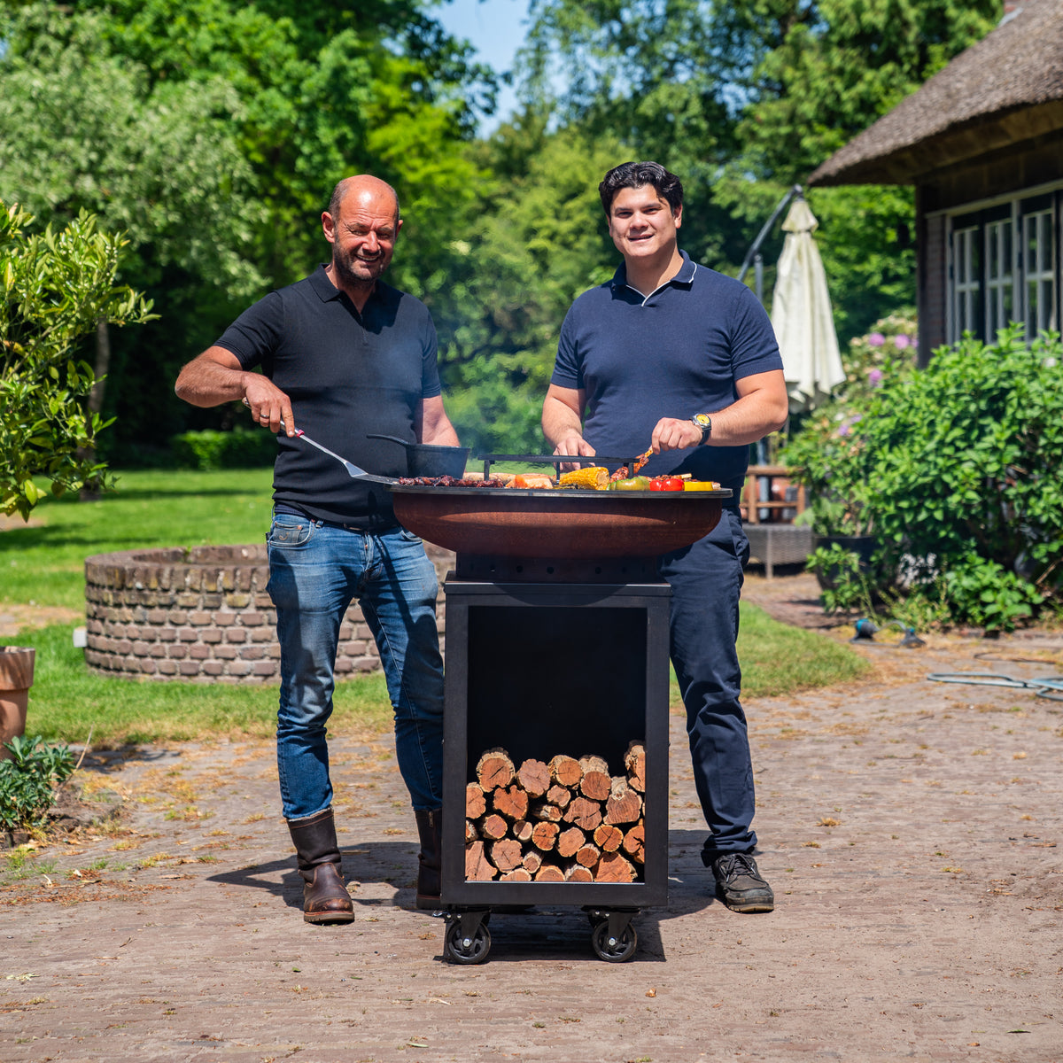 Barbacoa Plancha Grill Hermano XXL Acero Corten Blackline - Con atizador y leñero Ø80cm 8mm