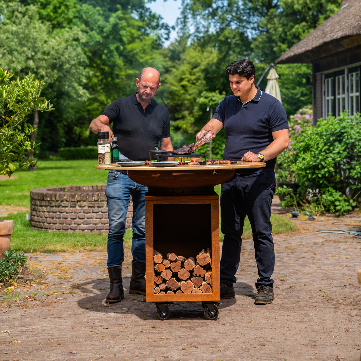 Barbacoa Plancha Grill Hermano XXL Acero Corten - Ø80cm 8mm con Borde de Madera Mesa
