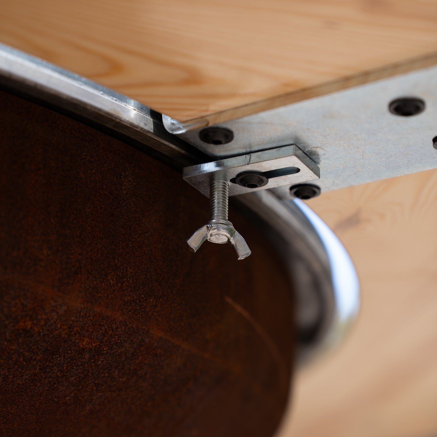 Barbacoa Plancha Grill Brasero Brasero de acero corten con placa de cocción de Ø80cm y Mesa (borde de madera) ruedas grandes, almacenamiento de leña
