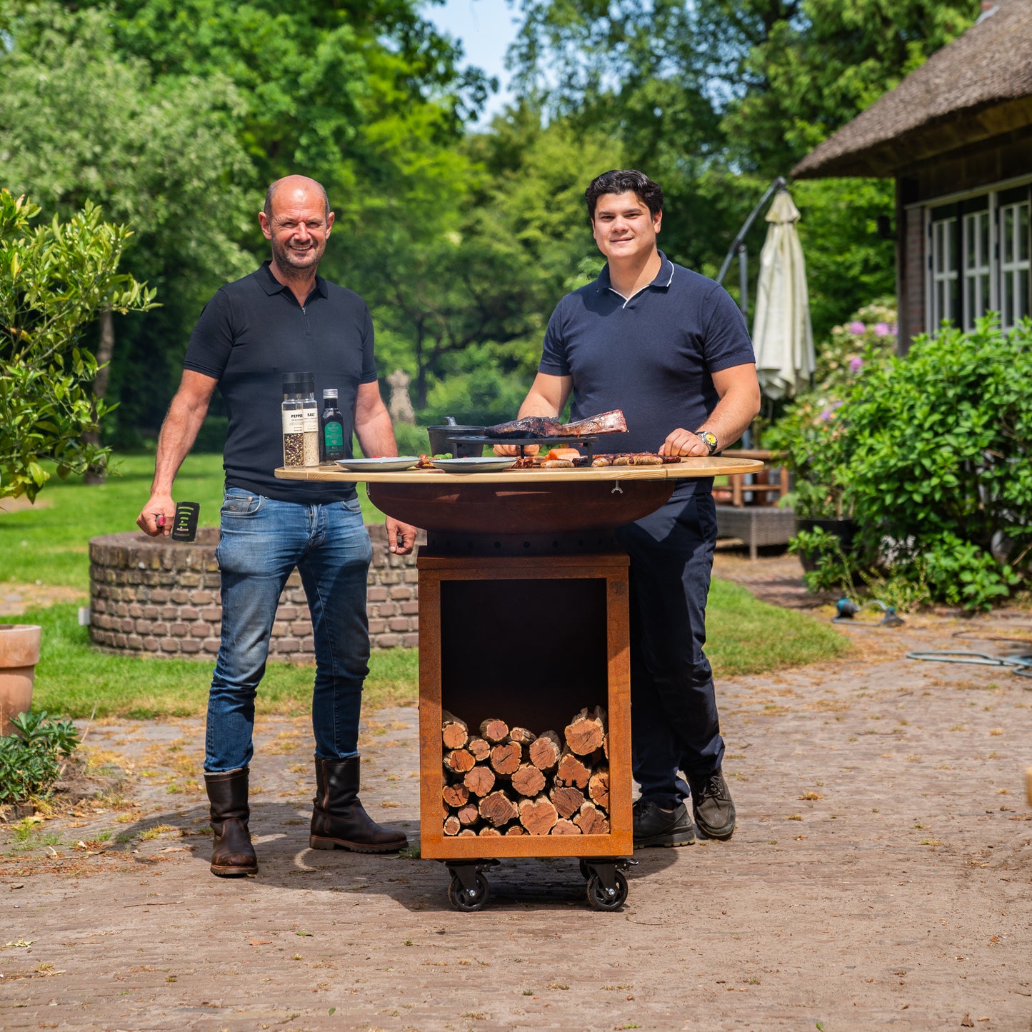 Barbacoa Plancha Grill Hermano XXL Acero Corten - Ø80cm 8mm con Borde de Madera Mesa