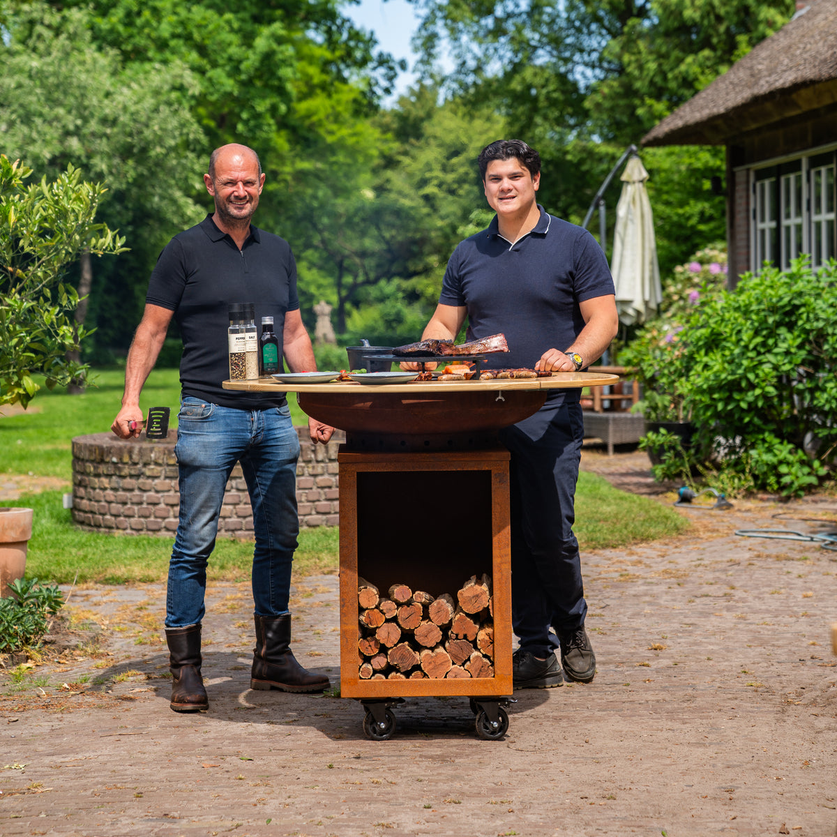 Barbacoa Plancha Grill Hermano XXL Acero Corten - Ø80cm 8mm con Borde de Madera Mesa