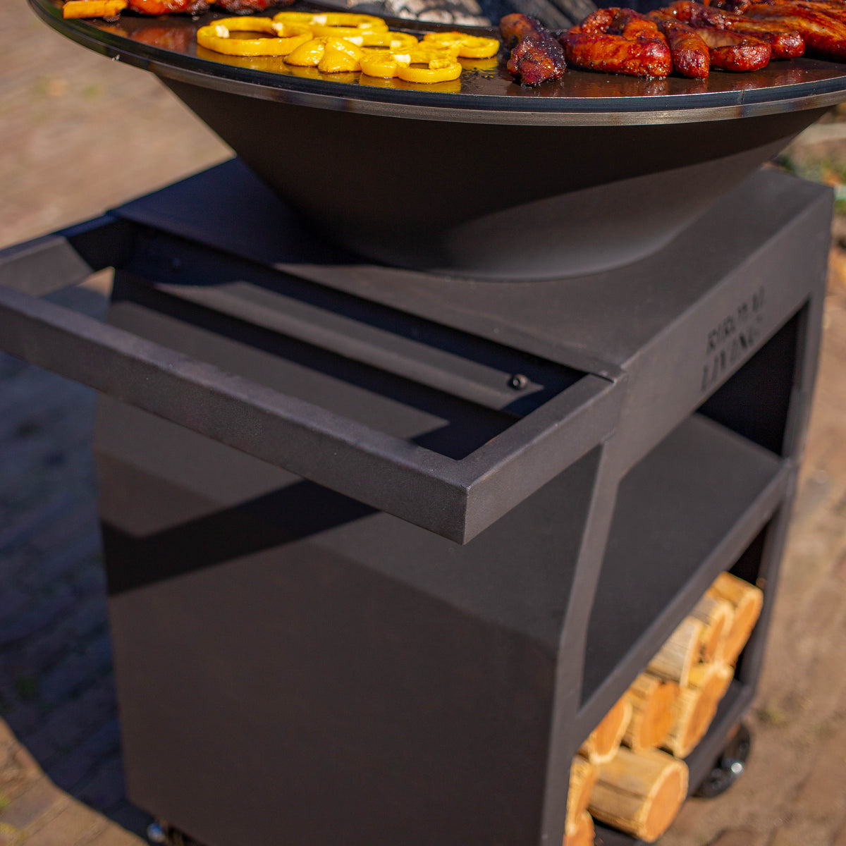 BBQ Plancha Grill Maestro Ø70cm Blackline - Con ruedas grandes y almacén de leña